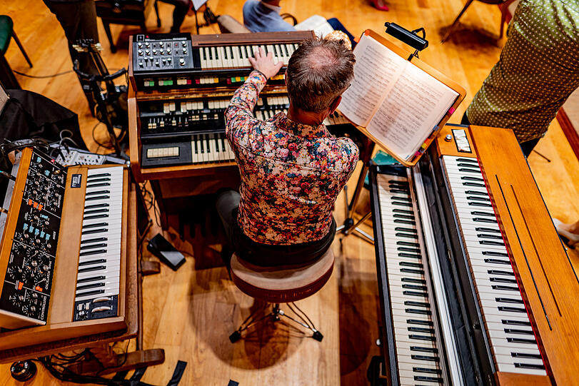 Michael Petermann mit seinen Vintage Keyboards in der Aufführung von Bachs "Weihnachtsoratorium" mit dem Ensemble Resonanz.