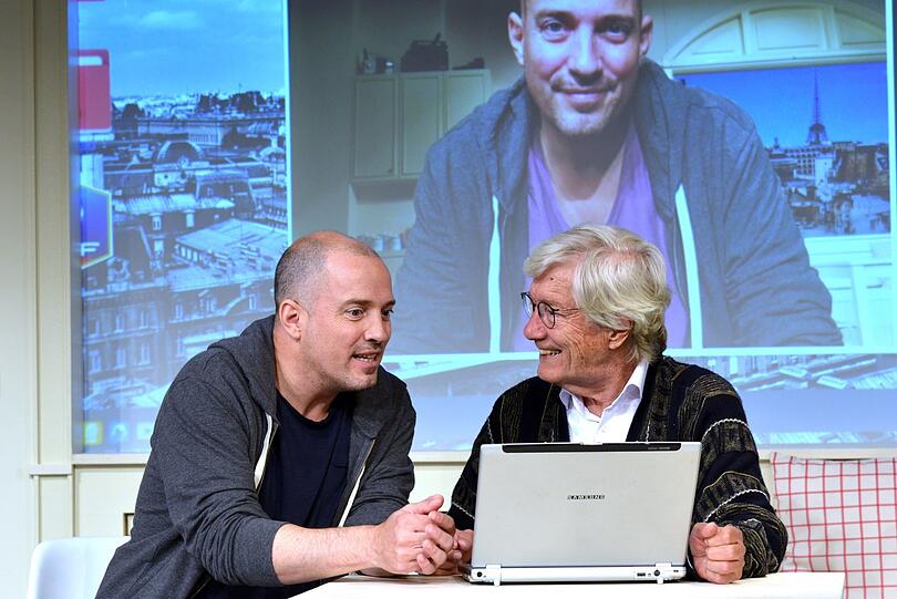 Alex (Patrick Wolff) erklärt Monsieur Pierre (Christian Wolff) die Vorzüge des Lebens mit dem Computer.