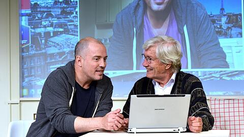 Alex (Patrick Wolff) erklärt Monsieur Pierre (Christian Wolff) die Vorzüge des Lebens mit dem Computer.