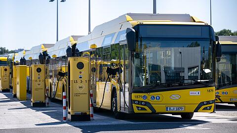 Die Berliner Verkehrsbetriebe (BVG) wollen ihre E-Busflotte von derzeit 227 Fahrzeugen in den nächsten drei Jahren nahezu verdoppeln. (Archivbild)