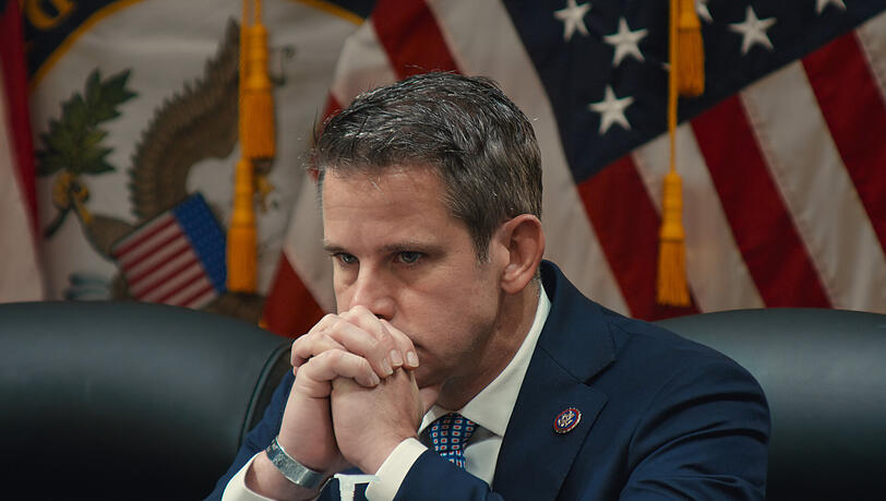"The last republican": Dierser Film erzählt vom letzten Amtsjahr Adam Kinzinger als Abgeordneter, der nach dem Sturm auf das Capitol Trumps Amtsenthebung forderte und infolgedessen in Lebensgefahr geriet. "The last republican": Dierser Film erzählt vom letzten Amtsjahr Adam Kinzinger als Abgeordneter, der nach dem Sturm auf das Capitol Trumps Amtsenthebung forderte und infolgedessen in Lebensgefahr geriet.