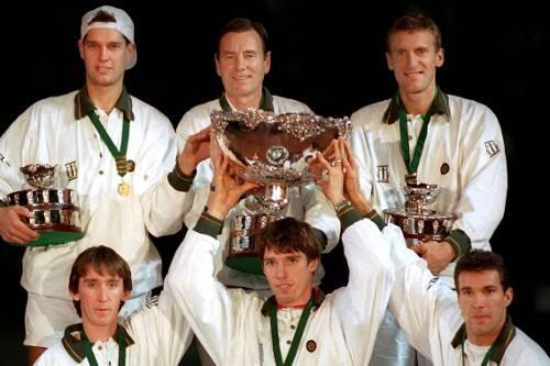 Die Davis-Cup-Sieger von 1993: v.l. (hinten)  Marc-Kevin Goellner, Team-Chef Niki Pilic, Patrik Kühnen, (vorn) Bernd Karbacher, Michael Stich und Carl-Uwe Steeb