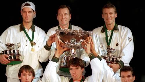 Die Davis-Cup-Sieger von 1993: v.l. (hinten) Marc-Kevin Goellner, Team-Chef Niki Pilic, Patrik Kühnen, (vorn) Bernd Karbacher, Michael Stich und Carl-Uwe Steeb Die Davis-Cup-Sieger von 1993: v.l. (hinten) Marc-Kevin Goellner, Team-Chef Niki Pilic, Patrik Kühnen, (vorn) Bernd Karbacher, Michael Stich und Carl-Uwe Steeb