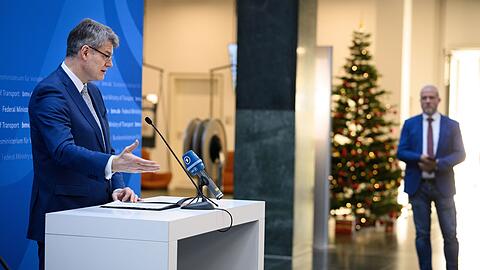 Verkehrsminister Schnieder (CDU) will mehr Gas geben.