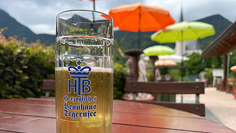 Ein Radler in Kreuth am Tegernsee.