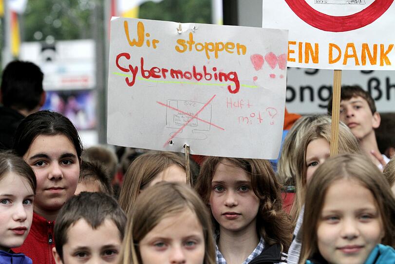 Schüler wehren sich: Bei einem Aktionstag zum Thema Cybermobbing in Oldenburg demonstrierten mehr als 3000 Jugendliche für mehr Respekt im Netz.