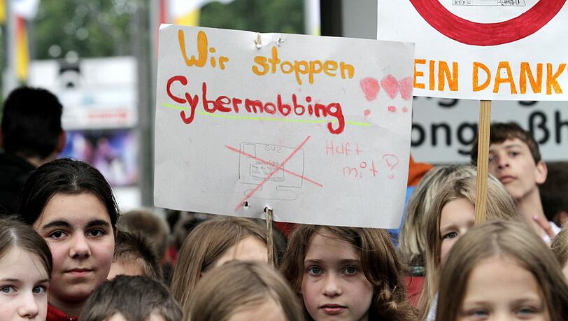 Schüler wehren sich: Bei einem Aktionstag zum Thema Cybermobbing in Oldenburg demonstrierten mehr als 3000 Jugendliche für mehr Respekt im Netz. Schüler wehren sich: Bei einem Aktionstag zum Thema Cybermobbing in Oldenburg demonstrierten mehr als 3000 Jugendliche für mehr Respekt im Netz.