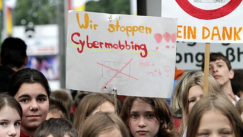 Schüler wehren sich: Bei einem Aktionstag zum Thema Cybermobbing in Oldenburg demonstrierten mehr als 3000 Jugendliche für mehr Respekt im Netz.