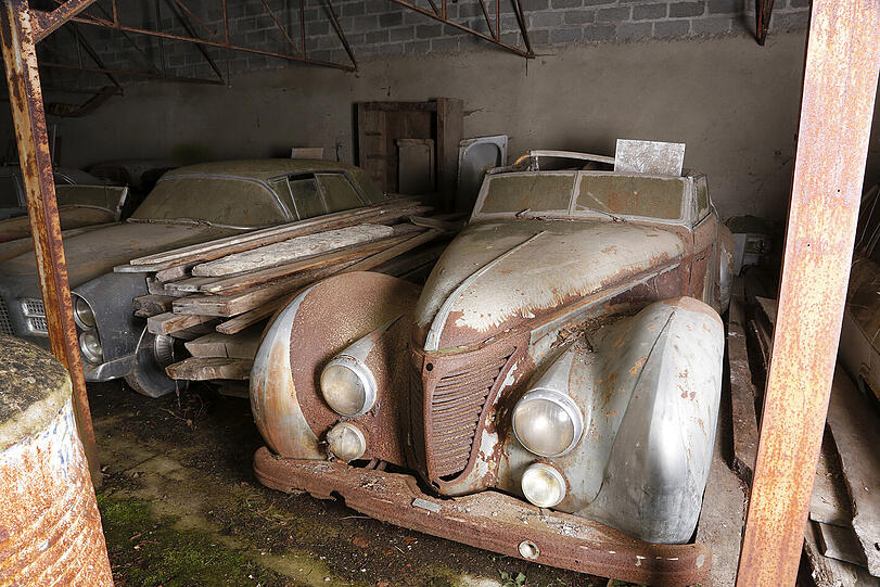 In einer französischen Scheunde wurden Dutzende legendäre Oldtimer gefunden. Geschätzer Wert: rund 16 Millionen Euro.