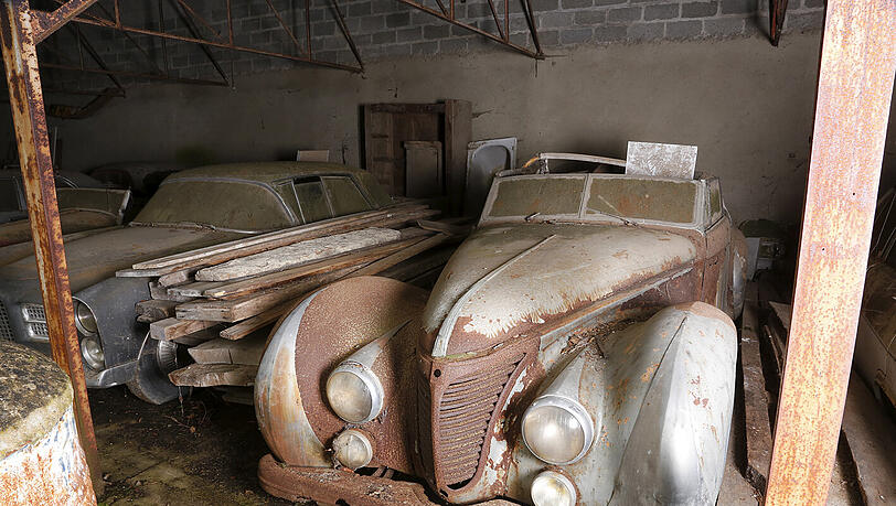 In einer französischen Scheunde wurden Dutzende legendäre Oldtimer gefunden. Geschätzer Wert: rund 16 Millionen Euro. In einer französischen Scheunde wurden Dutzende legendäre Oldtimer gefunden. Geschätzer Wert: rund 16 Millionen Euro.