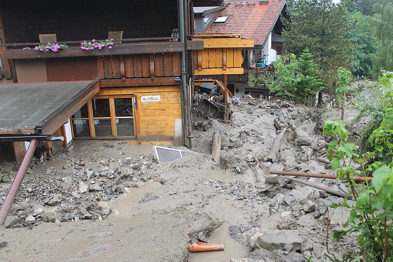Chaos und Verwüstung in Oberstdorf: In der Nacht zum Sonntag walzte eine Schlammlawine durch den Ort - die Bilder.