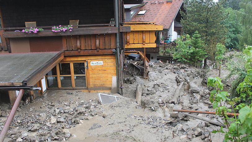 Chaos und Verwüstung in Oberstdorf: In der Nacht zum Sonntag walzte eine Schlammlawine durch den Ort - die Bilder. Chaos und Verwüstung in Oberstdorf: In der Nacht zum Sonntag walzte eine Schlammlawine durch den Ort - die Bilder.