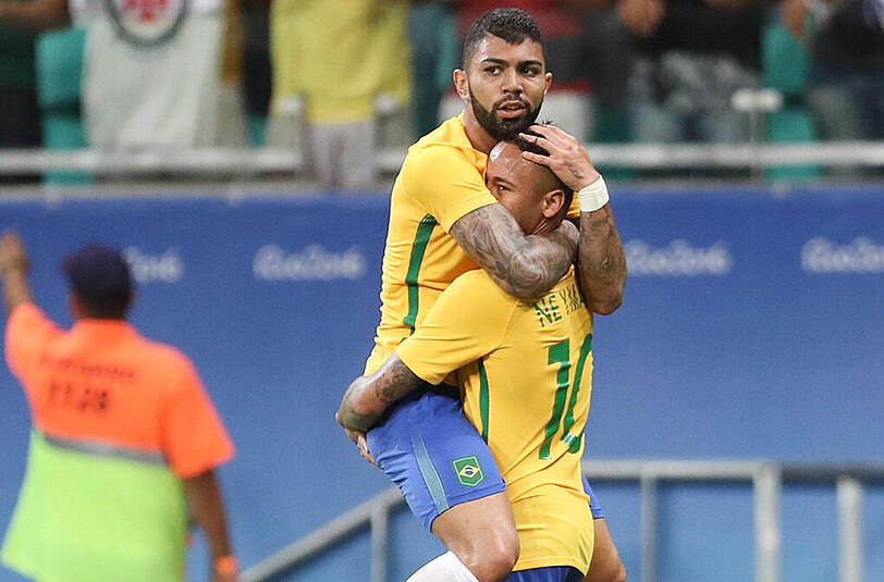 Die Brasilianer Gabriel Barbosa (links) und Neymar feiern das 4:0 gegen Dänemark.