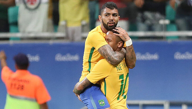 Die Brasilianer Gabriel Barbosa (links) und Neymar feiern das 4:0 gegen Dänemark. Die Brasilianer Gabriel Barbosa (links) und Neymar feiern das 4:0 gegen Dänemark.