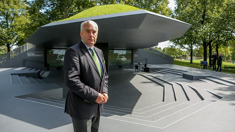 Kultusminister Ludwig Spaenle (CSU) vor der neuen Gedenkstätte für die Attentats-Opfer der Olympischen Spiele 1972 in München.