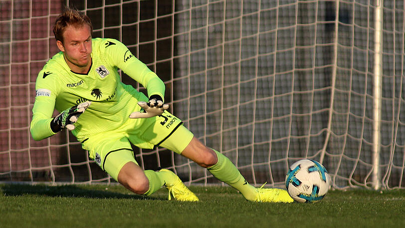 HENDRIK BONMANN, NOTE 3: Der Ersatzkeeper der Löwen musste in der ersten Halbzeit nach einem Fehler seiner Abwehrleute hinter sich greifen. Tolle Rettungsaktion gegen Böhnlein, ansonsten wenig gefordert.