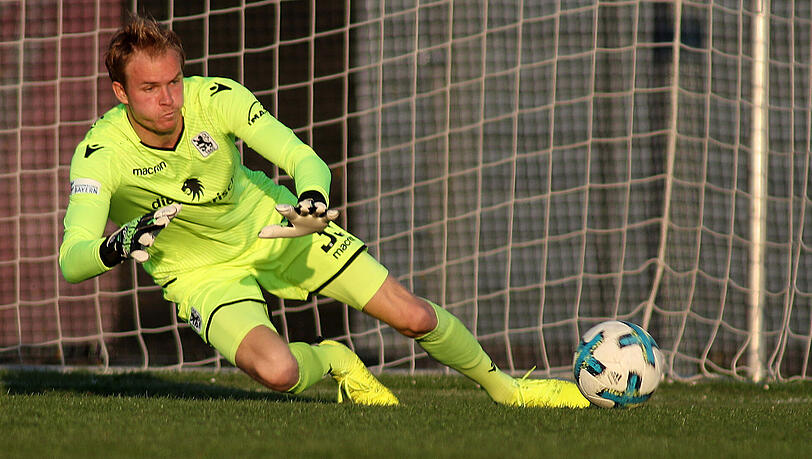 HENDRIK BONMANN, NOTE 3: Der Ersatzkeeper der Löwen musste in der ersten Halbzeit nach einem Fehler seiner Abwehrleute hinter sich greifen. Tolle Rettungsaktion gegen Böhnlein, ansonsten wenig gefordert. HENDRIK BONMANN, NOTE 3: Der Ersatzkeeper der Löwen musste in der ersten Halbzeit nach einem Fehler seiner Abwehrleute hinter sich greifen. Tolle Rettungsaktion gegen Böhnlein, ansonsten wenig gefordert.