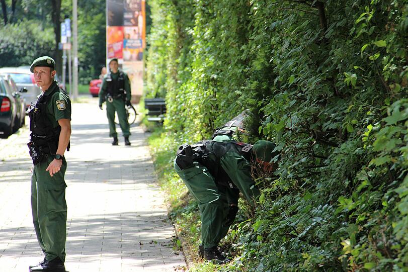 Mord in der Au: Die 91-Jährige Anna S. ist getötet worden. Die Polizei sucht im Umfeld der Wohnung in der Dollmannstraße nach Hinweisen und Spuren. Die Bilder vom Tatort...