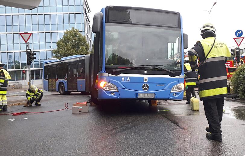 Die Feuerwehr rückte zur Unfallstelle in Sendling aus. Eine Radfahrerin ist von dem Bus erfasst worden.
