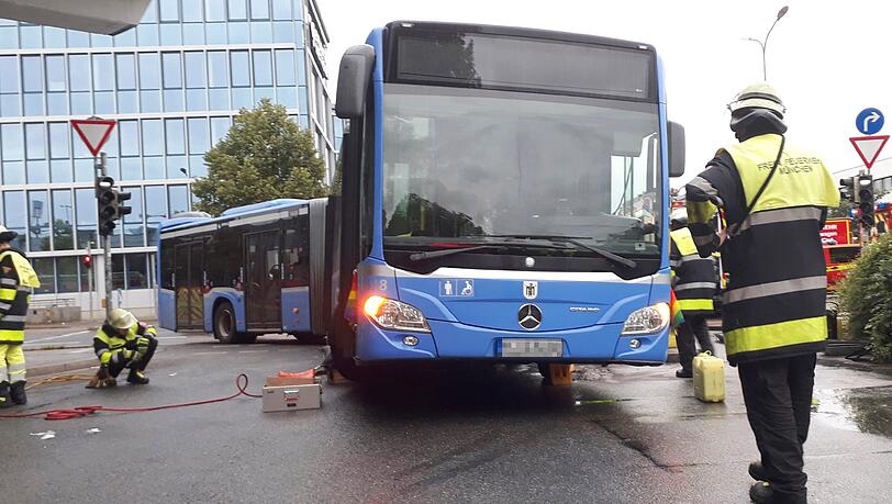 Die Feuerwehr rückte zur Unfallstelle in Sendling aus. Eine Radfahrerin ist von dem Bus erfasst worden.
