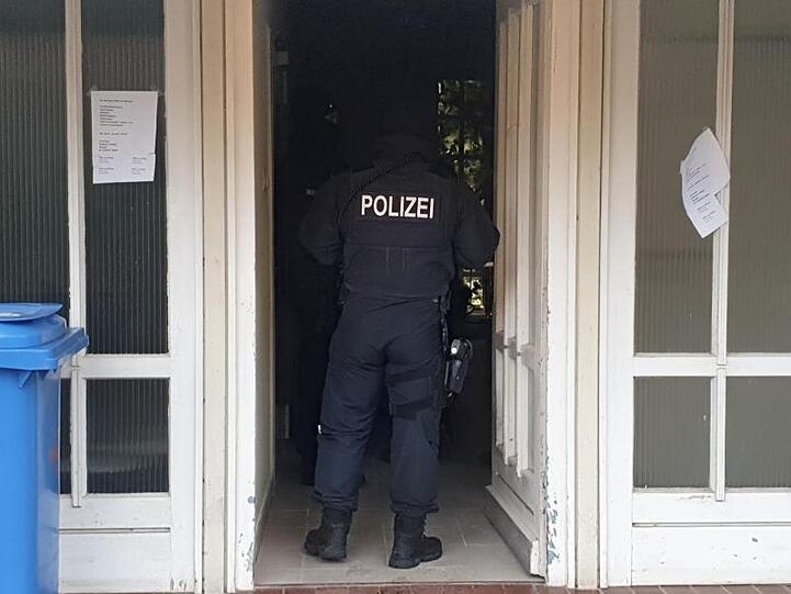 Nach bisherigen Ermittlungen entschlossen sich die beiden jüngeren Männer Ende 2018, einen islamistisch motivierten Anschlag zu verüben.