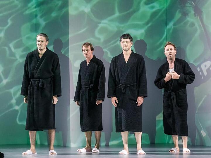 Die Schauspieler Tilman Strauß (l-r), Jan-Peter Kampwirth, Carlo Ljubek und Samuel Weiss treten in Bademänteln auf.