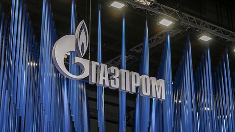 Das Logo des Energiekonzerns Gazprom ist auf dem Internationalen Gasforum St. Petersburg 2022 zu sehen. Inzwischen wird nur noch eine weiter reduzierte Tagesmenge an Gas durch die Ukraine gepumpt.