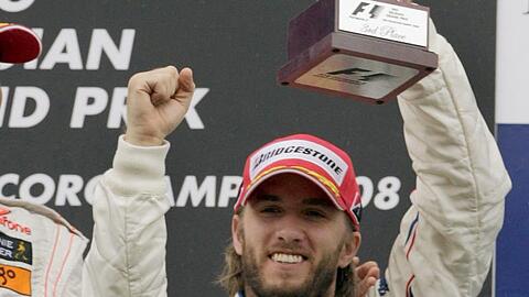 Nick Heidfeld jubelt mit seinem Pokal für den dritten Platz. Weil der Sieger Hamilton nachträglich bestraft wurde, kann sich Heidfeld jetzt sogar über Platz zwei freuen.