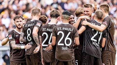 St. Paulis Spieler feiern den Treffer zum 4:1.