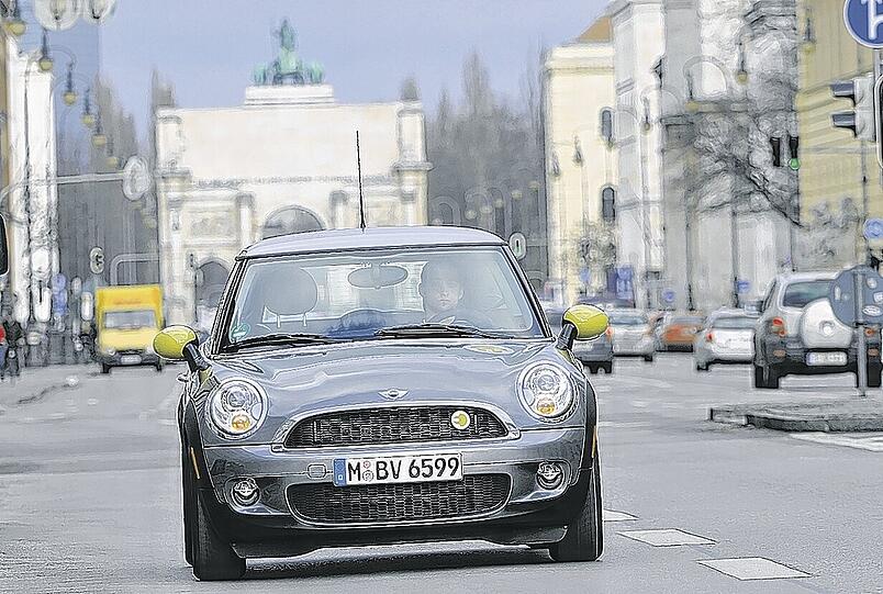 Der Mini E in der Leopoldstraße: Von vorne ist er nur an der Plakette am Kühlergrill als unbezahlbares Test-Gerät zu erkennen. Fotos: ho