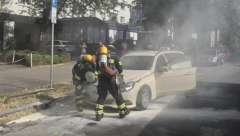 In Sendling brennt ein Taxi: Löschversuche eines Passanten bleiben ohne Erfolg, die Feuerwehr hilft.