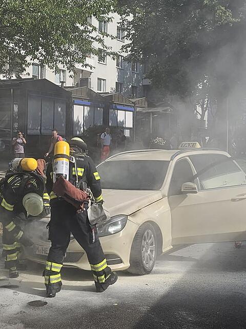 In Sendling brennt ein Taxi: Löschversuche eines Passanten bleiben ohne Erfolg, die Feuerwehr hilft.