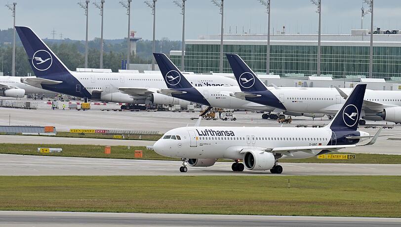 Flugzeug muss wegen "renitentem Passagier" Notlanden. (Archivbild) Flugzeug muss wegen "renitentem Passagier" Notlanden. (Archivbild)