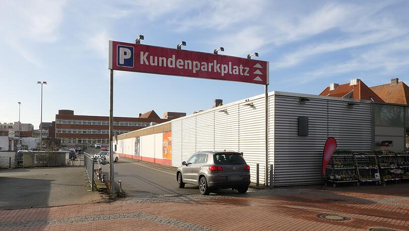 Vor einem Supermarkt war am Mittwochabend gegen 20.45 Uhr ein Streit derart eskaliert, dass ein Jugendlicher starb. Nach dpa-Informationen war er 15 Jahre alt.