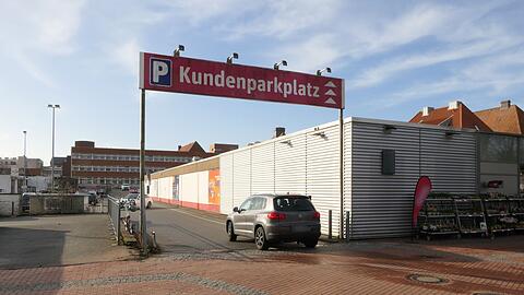 Vor einem Supermarkt war am Mittwochabend gegen 20.45 Uhr ein Streit derart eskaliert, dass ein Jugendlicher starb. Nach dpa-Informationen war er 15 Jahre alt.