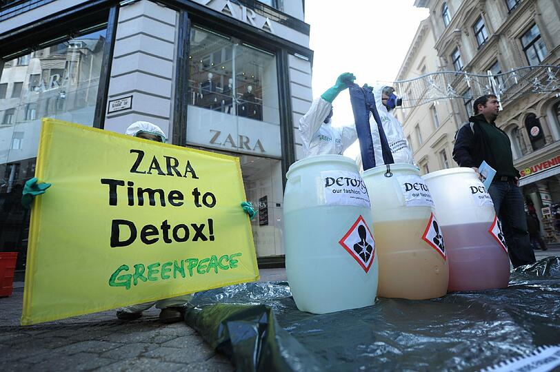 Mit einer Aufsehen erregenden Aktion demonstrieren Greenpeace-Aktivisten in Budapest vor einer Mode-Filiale gegen "giftige Garne". Die Bilder.