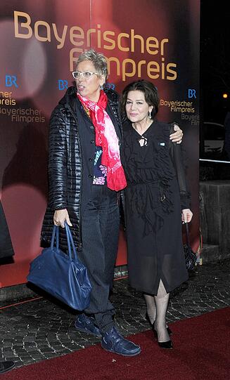 Regisseurin Dories Dörrie (l) und die Schauspielerin Hannelore Elsner kommen