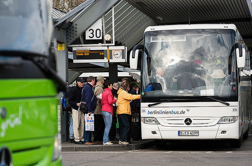 Wenn die Fernbusse etwas schneller fahren dürften, würden wahrscheinlich mehr Menschen damit fahren, sagt die Gütegemeinschaft Buskomfort.