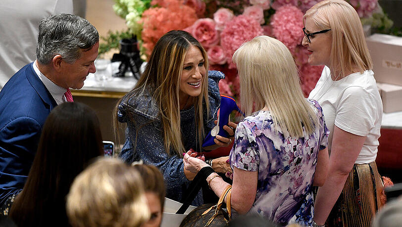 Sarah Jessica Parker trifft sich mit ihren Fans und signiert Schuhe ihrer Kollektion