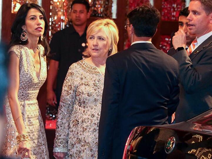 Unter den Hochzeitsgästen: die ehemalige US-Außenministerin Hillary Clinton (M), ehemalige Außenministerin der USA.