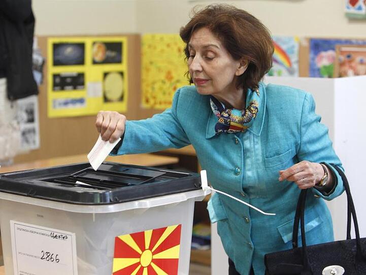 Gordana Siljanovska-Davkova gibt ihre Stimme ab.