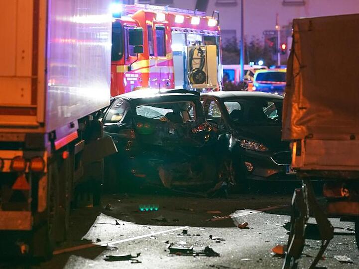 Im hessischen Limburg ist ein Lastwagen auf mehrere vor einer roten Ampel stehende Fahrzeuge aufgefahren.