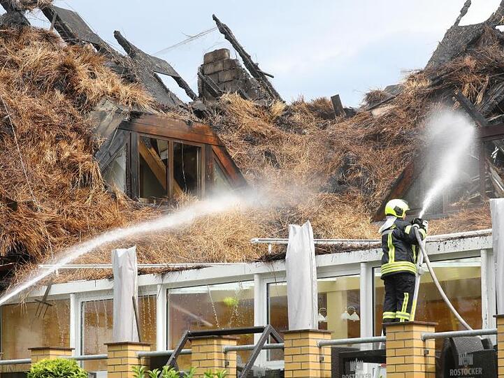 Ein Großaufgebot der Feuerwehr konnte das Niederbrennen des Gebäudes nicht verhindern.