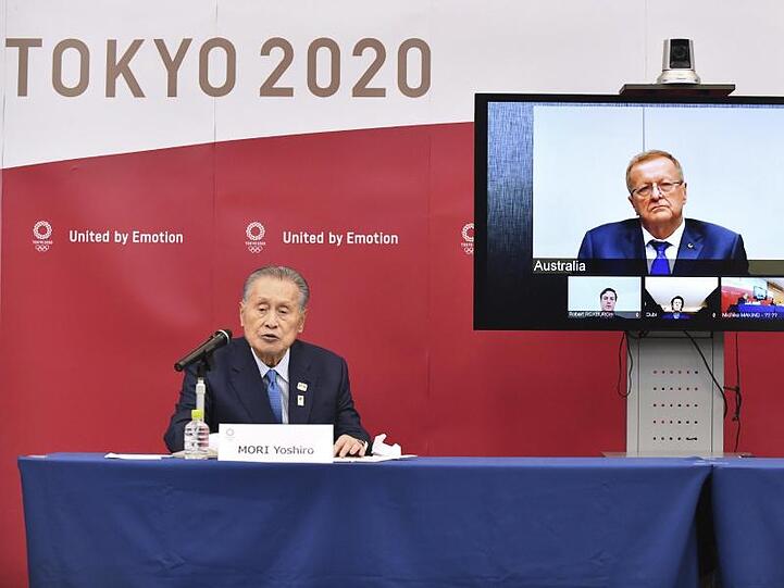 Yoshiro Mori (l), Präsident des OK der Tokio-Spiele 2020, nimmt an einer Videokonferenz mit IOC-Mitglied teil.