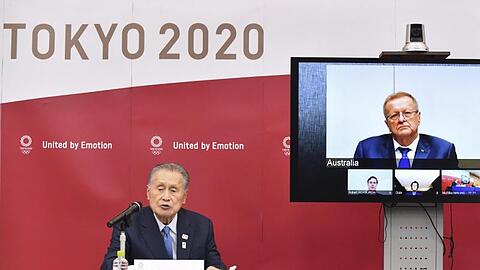 Yoshiro Mori (l), Präsident des OK der Tokio-Spiele 2020, nimmt an einer Videokonferenz mit IOC-Mitglied teil.