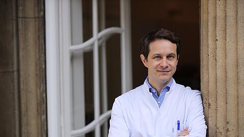 Er selbst meidet die Sonne, will aber kein Moralapostel sein: Prof. Thilo Schenck, gebürtiger Münchner Chefarzt der renommierten Geisenhoferklinik am Englischen Garten.