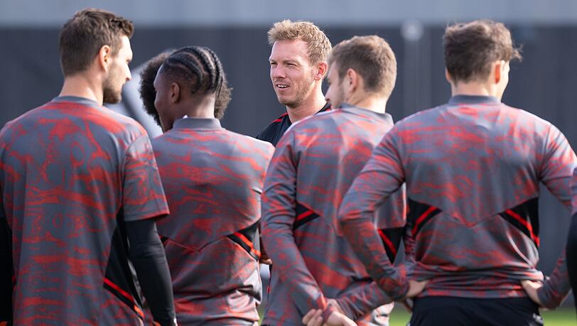 Trainer Julian Nagelsmann (M) von München leitet das Training.