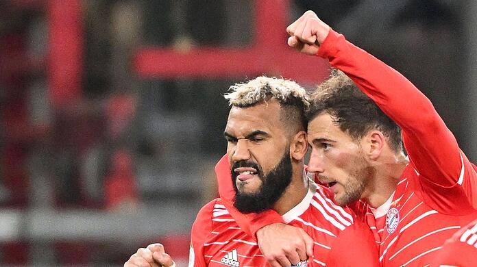 Münchens Eric Maxim Choupo-Moting (l) jubelt mit seinem Teamkollegen Leon Goretzka über sein Tor zum 0:2.
