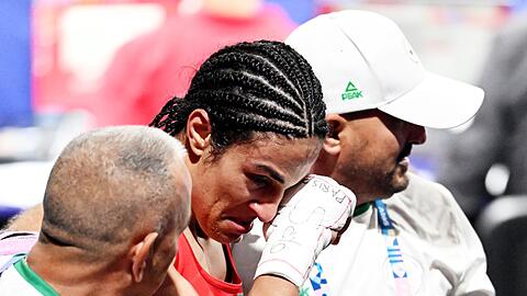 Emotionen pur: Algeriens Boxerin Khelif freut sich über eine sichere Medaille.