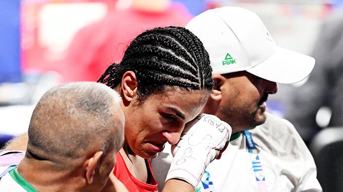 Emotionen pur: Algeriens Boxerin Khelif freut sich über eine sichere Medaille.
